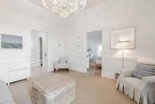 Cama o camas de una habitación en Charming Victorian Oasis with an Elegant and Spacious Haven