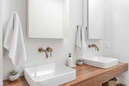 Un baño de Charming Victorian Oasis with an Elegant and Spacious Haven