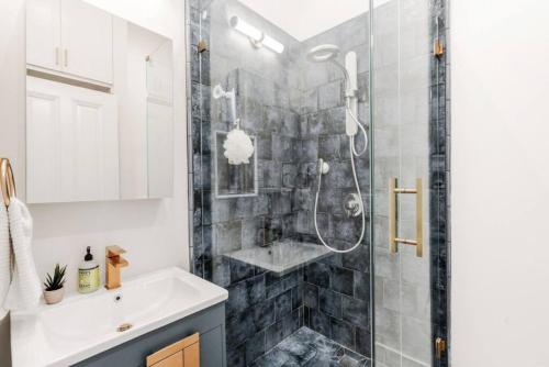 Un baño de Charming Victorian Oasis with an Elegant and Spacious Haven