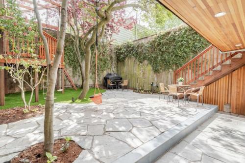 Un patio con un árbol y una mesa y sillas. en Charming Victorian Oasis with an Elegant and Spacious Haven, en San Francisco