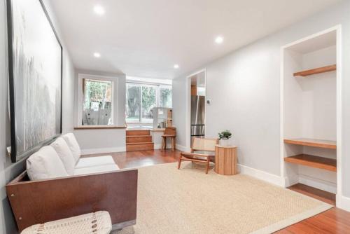 Zona de estar de Charming Victorian Oasis with an Elegant and Spacious Haven