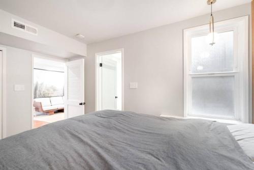 Cama o camas de una habitación en Charming Victorian Oasis with an Elegant and Spacious Haven