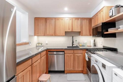 Una cocina o zona de cocina en Charming Victorian Oasis with an Elegant and Spacious Haven