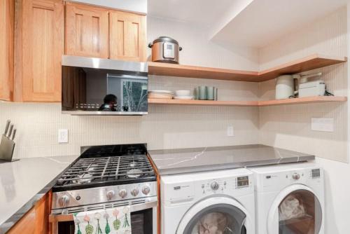 Una cocina o zona de cocina en Charming Victorian Oasis with an Elegant and Spacious Haven