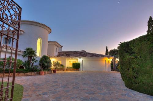 a large house with a driveway and a garage at Colina del Mar in Benalmádena