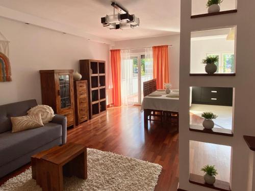 un salon avec un canapé et une table dans l'établissement Apartament Na Stoku, à Kielce