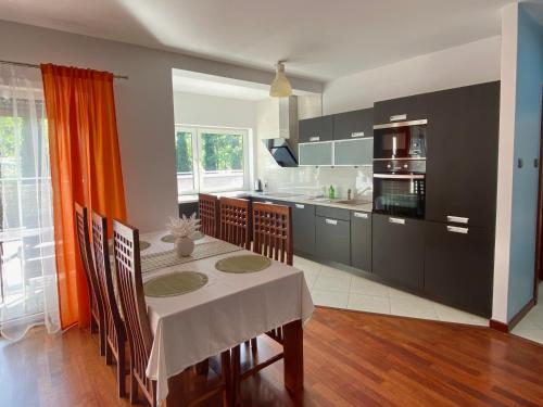 une cuisine avec une table et une salle à manger dans l'établissement Apartament Na Stoku, à Kielce