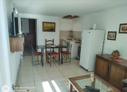 uma cozinha com uma mesa e um frigorífico branco em Constancio Vigil em Mendoza