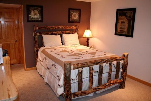 エステス・パークにあるFawn Valley Inn- 253 aptsの部屋に木製のベッドがある寝室