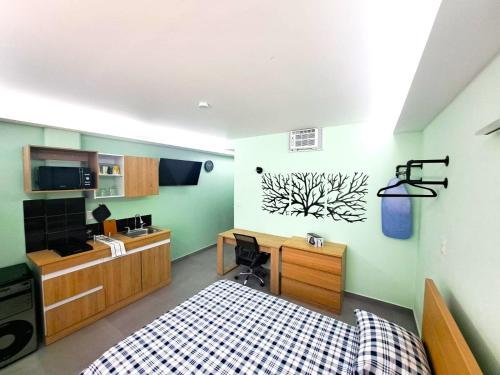 Zimmer mit einem Bett, einem Schreibtisch und einer Küche in der Unterkunft A05 SUITE WHITE para 1 a 2 personas, Especialistas en CORTAS, MEDIANAS Y LARGAS ESTANCIAS en IZCALLI TEPOTZOTLAN perfecto para Familias, Turistas, Contratistas, Estudiantes, Empresas A sólo 5 min Izcalli 5 min Esmeralda 20 min Satélite 25 min AIFA in Municipio Cuautitlán Izcalli
