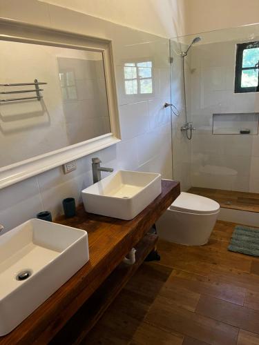bagno con 2 lavandini e servizi igienici di Villa unter Palmen a Jarabacoa