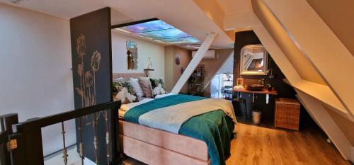 um quarto com uma cama num quarto com um sótão em City Attic Haarlem em Haarlem