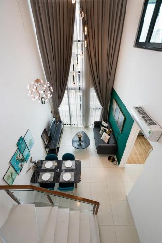 a living room with a glass table and chairs at DingD0ng Home FelizEnVista 5-star facilities in Ho Chi Minh City