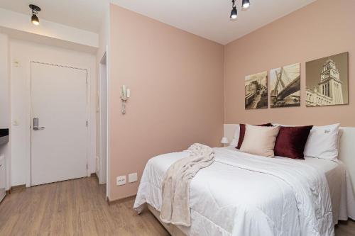 a bedroom with a large bed with white sheets at Vossa Bossa VN Turiassu in Sao Paulo