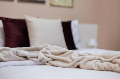 a blanket laying on top of a bed at Vossa Bossa VN Turiassu in Sao Paulo