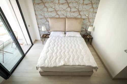 - une chambre avec un lit et un mur dans l'établissement Luxury Prestigia 2Bed Rooms, à Rabat