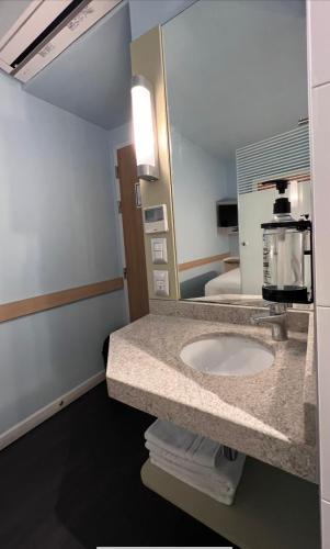 a bathroom with a sink in a hotel room at ibis budget Copiapo in Copiapó
