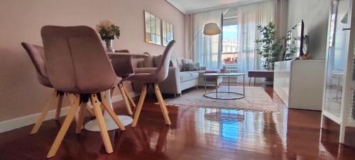 sala de estar con 2 sillas y mesa en Fruela Centro- Parking gratuito, en Oviedo