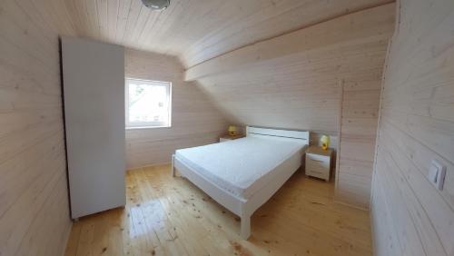 a bedroom with a white bed and a window at Fe / Ha STAR- SUNNY RELAX in Bobolin