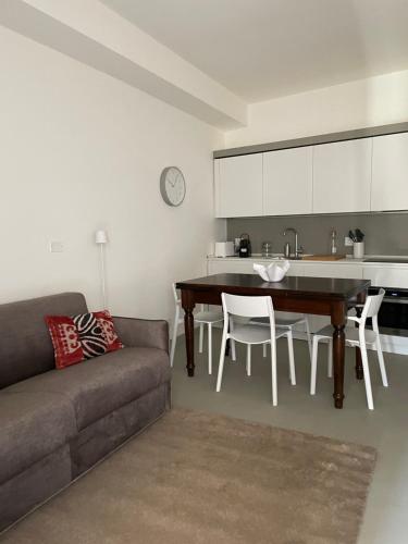 uma sala de estar com um sofá, uma mesa e uma cozinha em Number 99 - Number House em Bérgamo