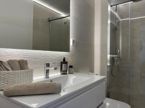 Bathroom sa Apartamento 1ª Línea de Playa - Con Piscina y Parking