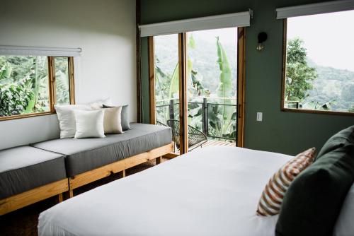 Una cama o camas en una habitación de Hotel La Palma y El Tucán - Café y Naturaleza
