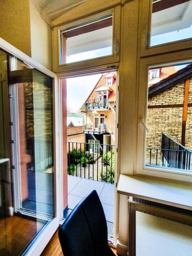 Habitación con ventana y vistas a un balcón. en VIP Wohnung Heidelberg, en Heidelberg