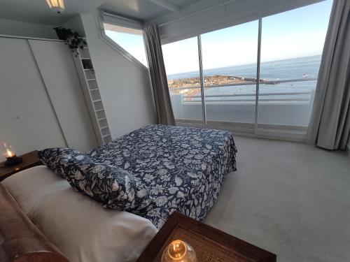 Schlafzimmer mit einem Bett und Meerblick in der Unterkunft Front Sea View Penthouse in Estepona