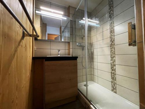 une salle de bain avec une douche, un lavabo et une baignoire dans l'établissement Studio confortable 4 pers, balcon Sud, quartier La Croisette - FR-1-452-174, aux Menuires