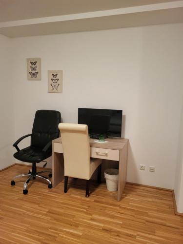 ein Büro mit einem Schreibtisch mit einem Computer und einem Stuhl in der Unterkunft La Gondola in Niederneukirchen