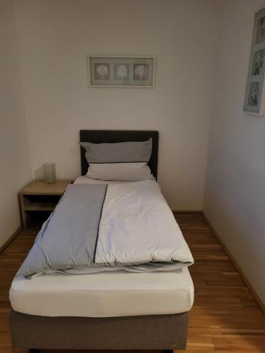 een bed in een kleine kamer met een bedframe bij La Gondola in Niederneukirchen