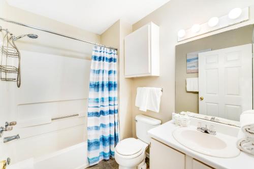 un bagno con un water bianco e un lavandino di Colony Club M8 - Pelican Perch a Gulf Shores