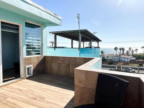een huis met een balkon met uitzicht op de oceaan bij Departamento Beto in Tijuana