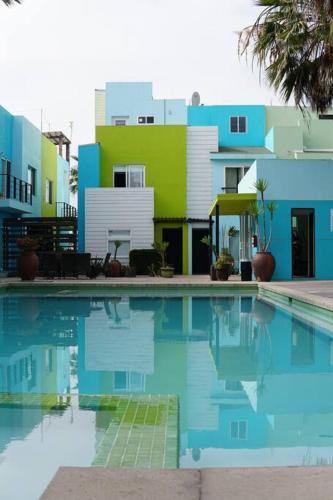 a swimming pool in front of a building at Departamento Beto in Tijuana