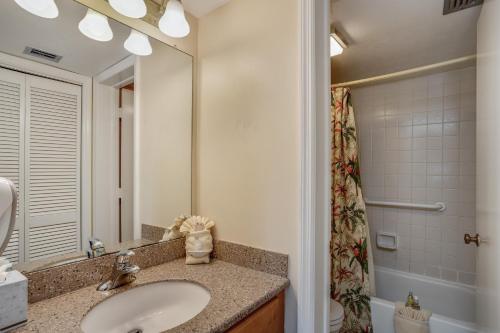 a bathroom with a sink and a mirror at Fabulous Park Shore Condo in Naples