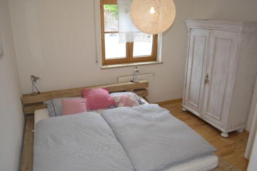 1 dormitorio con 2 camas y ventana en Ferienwohnung Himmel, en Oberstaufen