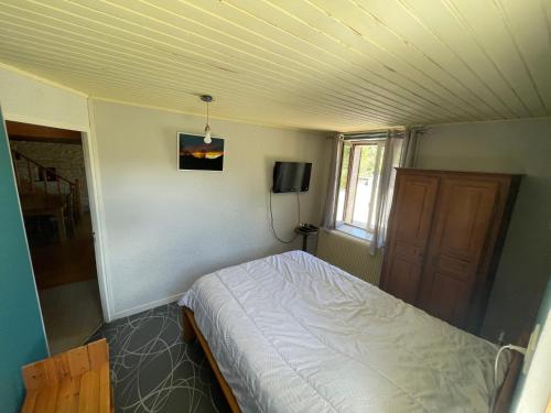 a bedroom with a bed in a room at Espace Famille Montmillon in Chamblay