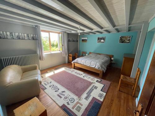 a living room with a bed and a couch at Espace Famille Montmillon in Chamblay