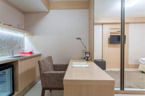 a kitchen with a desk and a chair in a room at CULLINAN HOTEL premium flat de luxo apartamento 214 in Brasilia