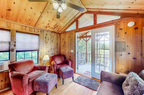 Un lugar para sentarse en Seneca Lake Serenity