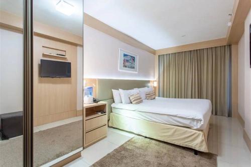a hotel room with a bed and a tv at CULLINAN HOTEL premium flat de luxo apartamento 214 in Brasilia