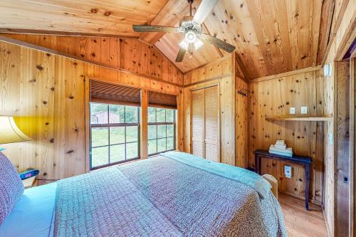 1 dormitorio con 1 cama y ventilador de techo en Seneca Lake Serenity, en Hector