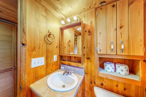 ein Bad mit einem Waschbecken und einem Spiegel in der Unterkunft Seneca Lake Serenity in Hector