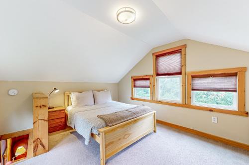 Una cama o camas en una habitación de Seneca Lake Serenity