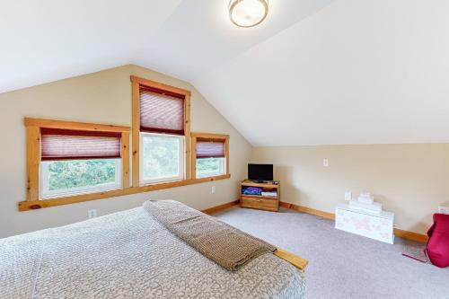 Una cama o camas en una habitación de Seneca Lake Serenity