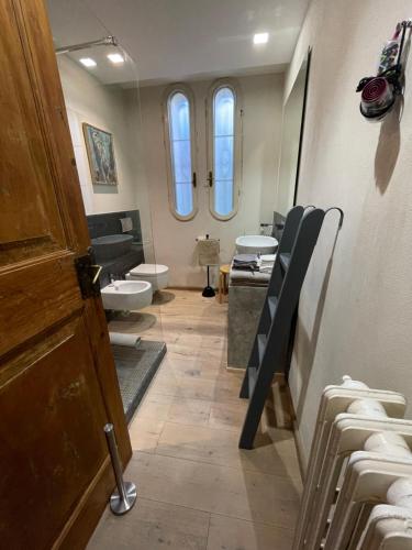 uma casa de banho com 2 WC e 2 lavatórios e uma casa de banho com em Il Fenicottero em Cervia
