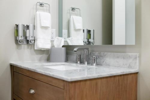 een badkamer met een wastafel en een spiegel bij Brady Hotel in New Florence