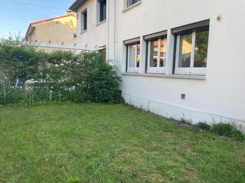 50 m2 T2 au calme, lumineux, confortable, cosy, climatisé, privatif avec parking gratuit et terrasse