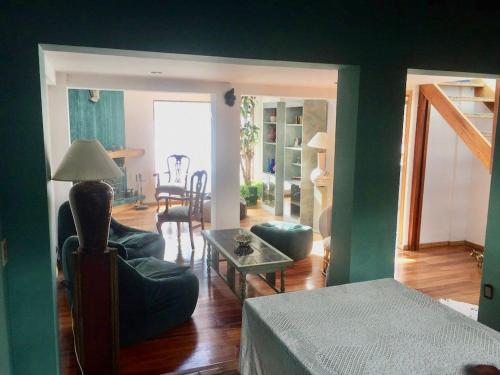 Garzonier Estilo Cabaña في لاباز: غرفة معيشة مع أريكة وطاولة