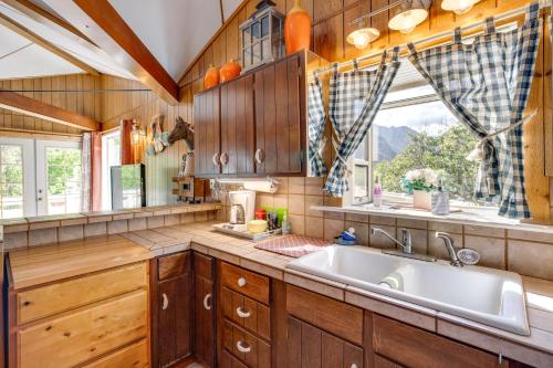 Кухня или мини-кухня в Ouray Rental Home with San Juan Mountain Views!

